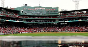 Red Sox ventilátor chytí faul loptu s vlastným jedlom

