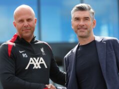 Hughes „prevalcoval“ Slotu pri „kontroverznom“ letnom prestupe, ktorý tlačil šéfa Reds k odchodu Richard Hughes 'drží „kontakt s rozhovormi s trojicou 163 m ako„ závažným problémom “