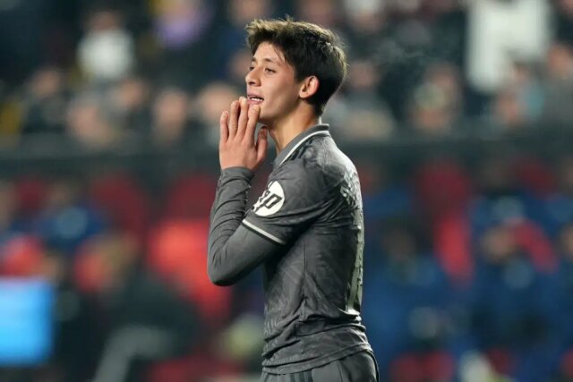 Rio Ferdinand vysiela verejnú správu skutočnej Madrid Starlet Arda Güler 


