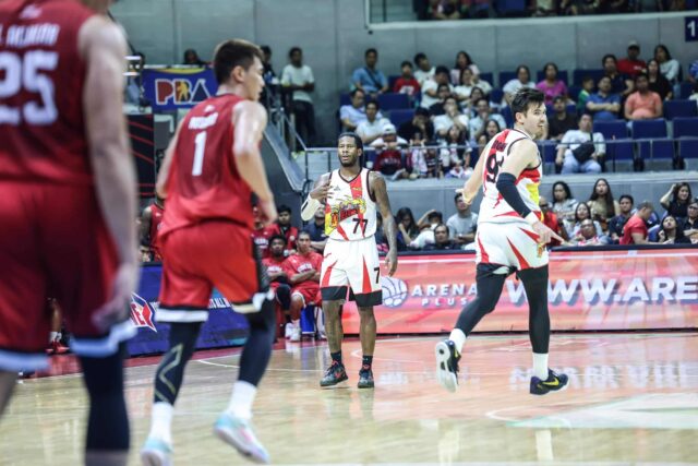 San Miguel Beermen's CJ Perez počas hry proti Barangay Ginebra San Miguel v PBA Filippine Cup.