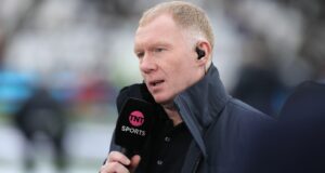 Scholes obviňuje „sklamaný“ Amorim z ležania, keď Pundit predpovedá jeho brutálny rozsudok tímu
