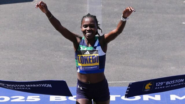 Sharon Lokedi z Kene prerušuje dokument programu Boston Marathon 
