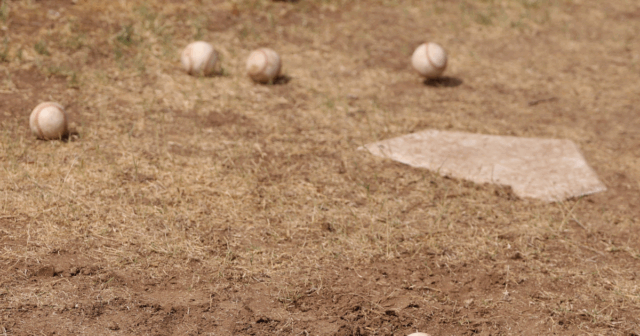 Sobotné skóre baseballu a softballu na strednej škole

