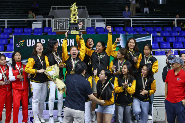 UST ženské šermistie oslavujú svoje šermiarske šampionáty ženského šermu UAAP.