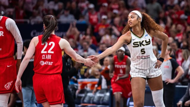 Caitlin Clark, Angel Reese si vymenili vymenenú počas hry Koorts-KY

