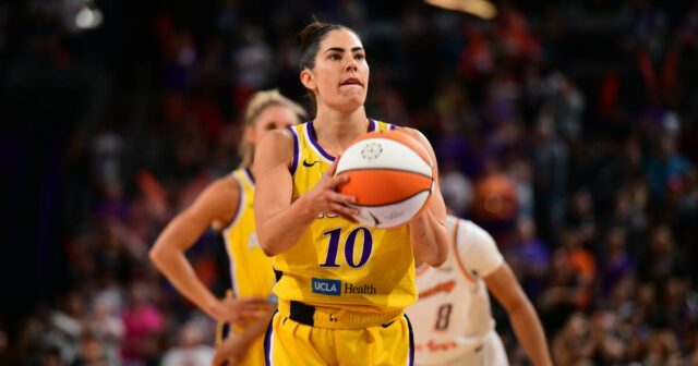 28 bodov Kelsey Plum pomáha iskrom ukončiť stratu série

