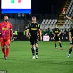 Legenda Liverpoolu Pepe Reina (vľavo), 42) bola vyslaná pred odchodom do dôchodku v poslednej hre