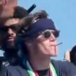 5 futbalových hráčov fajčilo, zatiaľ čo Scott McTominay Puffs na cigarete na Neapole Parade