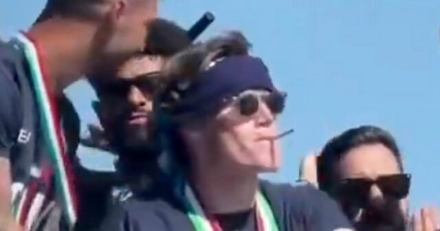5 futbalových hráčov fajčilo, zatiaľ čo Scott McTominay Puffs na cigarete na Neapole Parade

