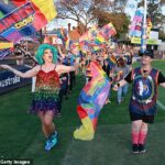 Tento rok sa fanúšikovia Footy dostanú oslava pýchy LGBTQ nie jeden, ale dva týždne, ako je uvedené v pláne AFLW v roku 2025 (na obrázku, AFLW Pride Round Parade minulý október)