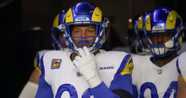 Aaron Donald poskytol príkaz na zdržanie sa ženy

