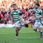 Celtic Maik Nawrock (stred) označuje svoj prvý gól proti Aberdeenu