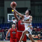 Adrian Nocum od dažďa alebo Shine Elastopainers počas zápasu filipínskeho pohára PBA proti Blackwater Bossing. –PBA obrázky