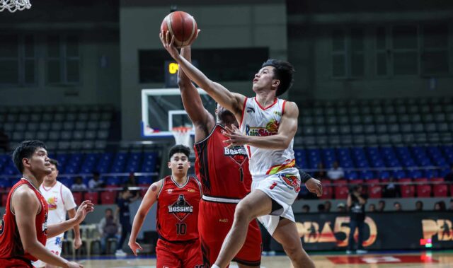 Adrian Nocum od dažďa alebo Shine Elastopainers počas zápasu filipínskeho pohára PBA proti Blackwater Bossing. –PBA obrázky