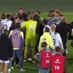 Ajax produit le «travail de bouteille ultime» du football alors que les joueurs se bagarrent dans des scènes extraordinaires