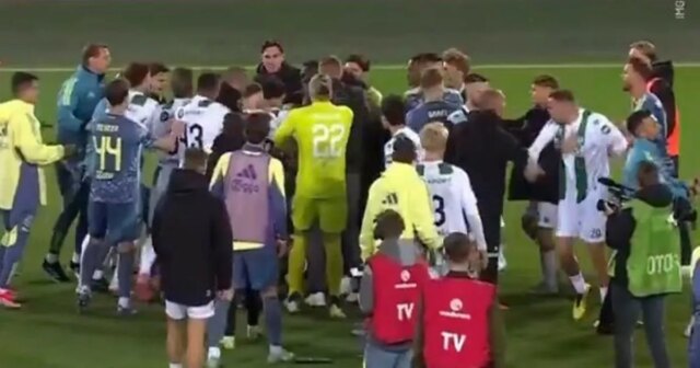 Ajax produit le «travail de bouteille ultime» du football alors que les joueurs se bagarrent dans des scènes extraordinaires
