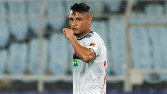 Alaaeddine Ajaraie leží zostávajúce severovýchodné United FC

