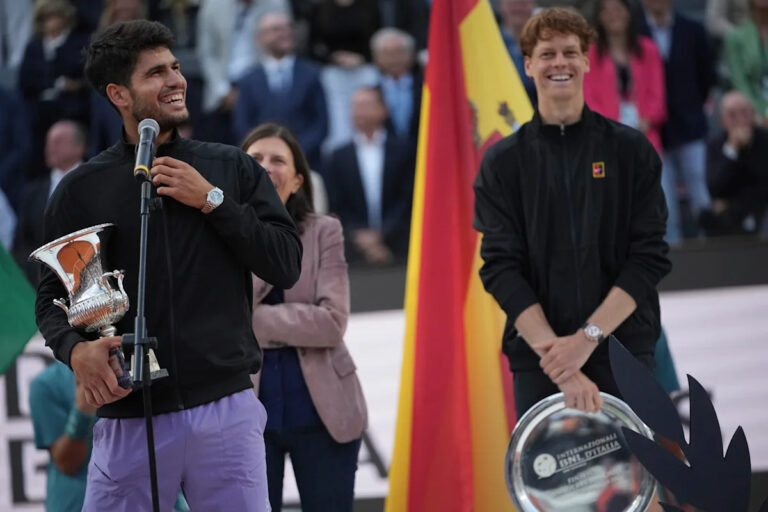 Alcaraz je očividným favoritom pre francúzsky Open. Ale Sinner sa stavia späť k hornej forme