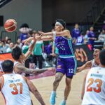 Konvergujte Alec Stockton z Fibrexerov počas zápasu filipínskeho pohára PBA proti Northport Batang Moll.