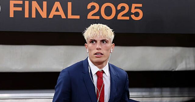 Alejandro Garnacho 'Sulks' sur l'homme Utd Snub en finale de la Ligue Europa après avoir dit Pic Post
