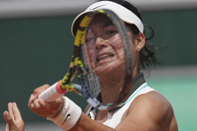Koniec: Alex Eala zapadá do svojho debutu Rolandovi Garrosovi, ktorý dáva Emiliane Arango z Kolumbie. Filipínske eso opúšťa otvorenie francúzštiny v prvom kole.