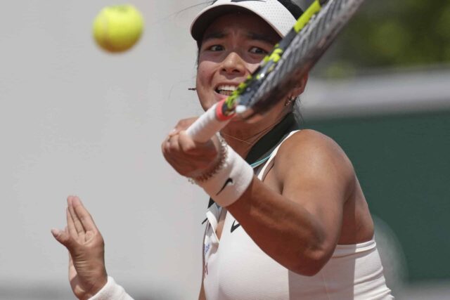 Koniec: Alex Eala zapadá do svojho debutu Rolandovi Garrosovi, ktorý dáva Emiliane Arango z Kolumbie. Filipínske eso opúšťa otvorenie francúzštiny v prvom kole.