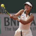Alexandra Alex Eala z Filipín, vracia loptu do Emiliany Arango de Colombia, počas prvej hry francúzskeho tenisového Open, na Roland-garros