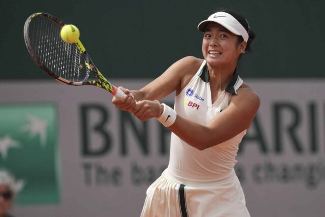 Alexandra Alex Eala z Filipín, vracia loptu do Emiliany Arango de Colombia, počas prvej hry francúzskeho tenisového Open, na Roland-garros