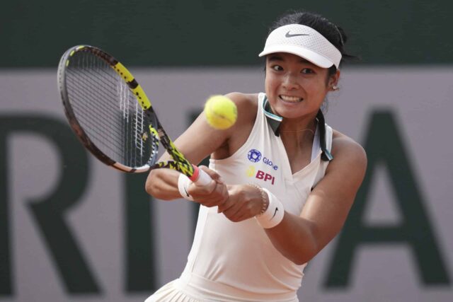 -Napriek prvému odchodu v debute jeho víťazstva pre jednotlivcov Grand Slam Women vyhral Alex Eala svoje prvé víťazstvo na otvorenom priestranstve v dvojitej divízii. Aala a jeho mexický partner Renata Zarazua označovali Emily Appleton zo Spojeného kráľovstva a Yvonne Cavalle-Remmers de España, 7-5, 6-4, stredu (Manila Time), aby sa presťahovali do druhého kola Roland Garros.