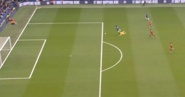 Alisson évite «Stonewall» rouge pour «tacle dégoûtant» alors que la star de Chelsea a réglé hors-jeu
