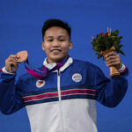 Alebo Elreen reaguje so svojou bronzovou medailou počas slávnostného odovzdávania cien po 64 kg ženskej zlatej medailovej súťaži na 19. ázijských hrách v Číne v Hangzhou v pondelok 2. októbra 2023.