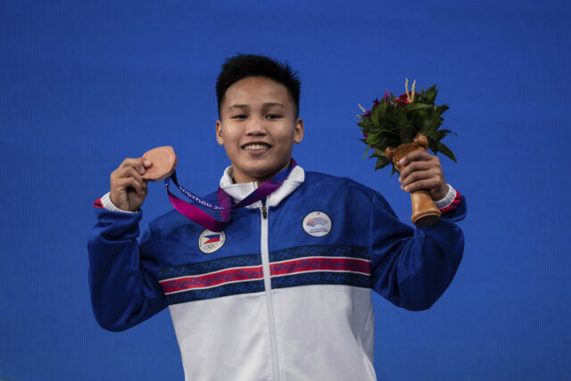 Alebo Elreen reaguje so svojou bronzovou medailou počas slávnostného odovzdávania cien po 64 kg ženskej zlatej medailovej súťaži na 19. ázijských hrách v Číne v Hangzhou v pondelok 2. októbra 2023.