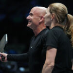Andre Agassi hovorí, že sa zahanbil, keď hral proti Simonovi Halepovi