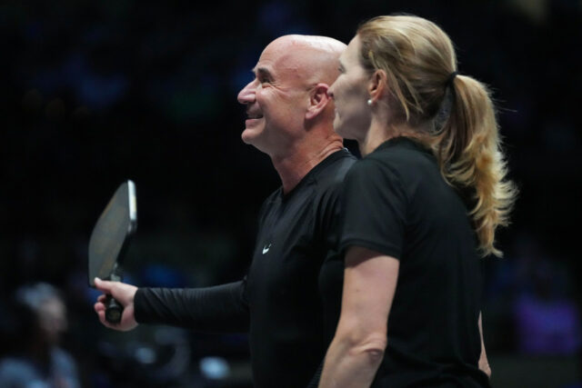 Andre Agassi hovorí, že sa zahanbil, keď hral proti Simonovi Halepovi

