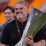 Ange Postecoglou vyzerá úplne neidentifikovaný ako štíhly futbalista v herných dňoch