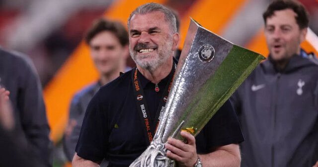 Ange Postecoglou vyzerá úplne neidentifikovaný ako štíhly futbalista v herných dňoch

