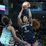 Angel Reese chytí 5 útočiacich na doskok za 19 sekúnd, zatiaľ čo Sky padá na Liberty Falls