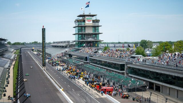 Apache -helikoptéry preletieť cez Indy 500 tempo na laboratórium armády narodeniny

