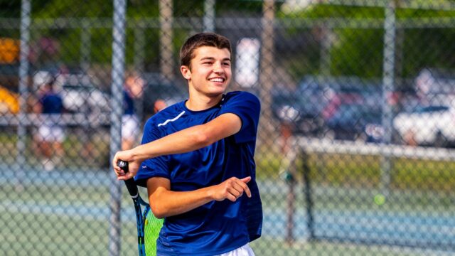 Apponequet Boys Tennis otvára play -off 2025 porazením Hanover

