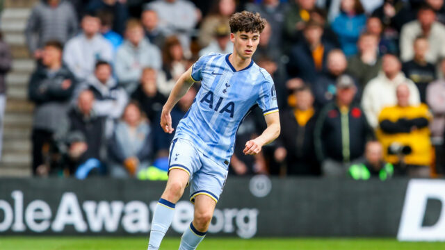 Archie Gray chváli Tottenham Star: „Je vodcom“

