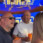 Režisér Liverpool Arne Slot bol chytený legendou uľahčovateľov a zablahoželal s titulom Liverpoolu na Ibize