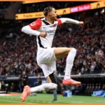 Hugo Ekitike oslavuje cieľ pre Eintracht Frankfurt