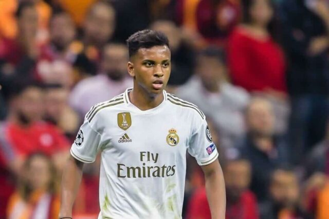 Arsenal sa javí ako obľúbené v prenosovom boji s Chelsea a Madrid


