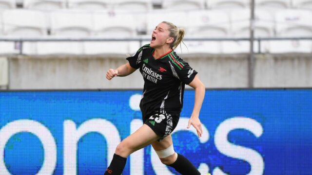 Arsenalova Alessia Russo vyhrá hráčku roka FWA.

