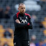 John Heitinga opustil úlohu šéfa asistenta Liverpoolu, aby získal prázdnu pozíciu riadenia v Ajaxe