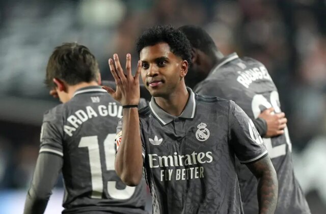 Assente Rodrygo vykazuje podporu spoluhráčov Real Madrid počas Celta Vigo Clash

