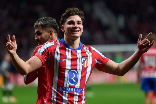 Atléico Madrid reaguje na záujem Juliána Alvareza z Barcelony

