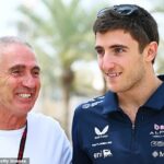 Legenda o motocykli Aussie Mick Dohan skočila, aby chránila svojho syna Jacka potom, čo je tento týždeň v taške tímu F1 Team Alpine (na obrázku spolu)