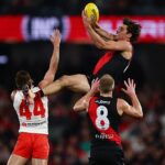 Austrálsky komik Fergus Neal tvrdil, že Fitzroy Pub sa minulú sobotu nezobrazil zápas Essendon vs Sydney, pretože náklady na zápasy boli prepojené