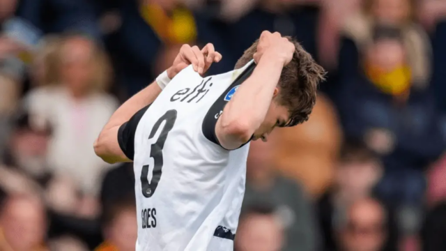 Az alkmaar, ktorý odvoláva červenú kartu pre pantomím darebáka Wouter Goes

